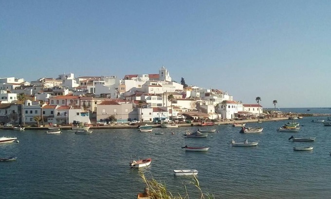 Mexilhoeira da Carregacao Apartamento | Lovely 4-Bed Apartment in Estombar