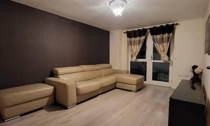 West Thurrock Casa | Lovely 4 bedroom home with private parking