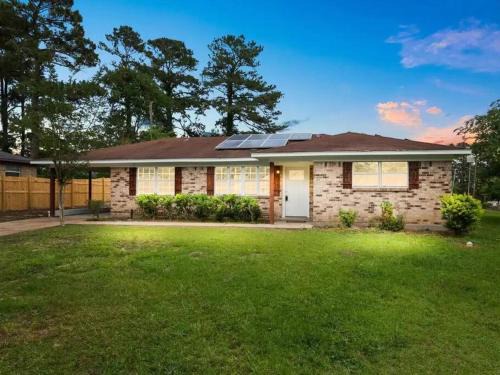 New Llano Casa | Lovely 4 BR Home Near Fort Johnson-14 Minute Drive