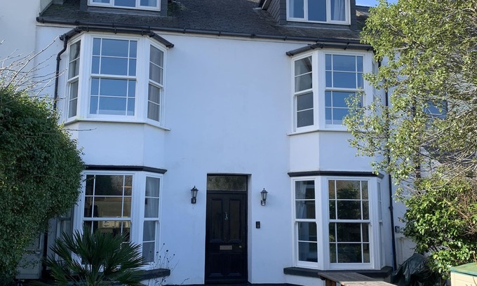 Westleigh Casa | Lovely 5 Bedroom Period House moments from Beach and the Burrows