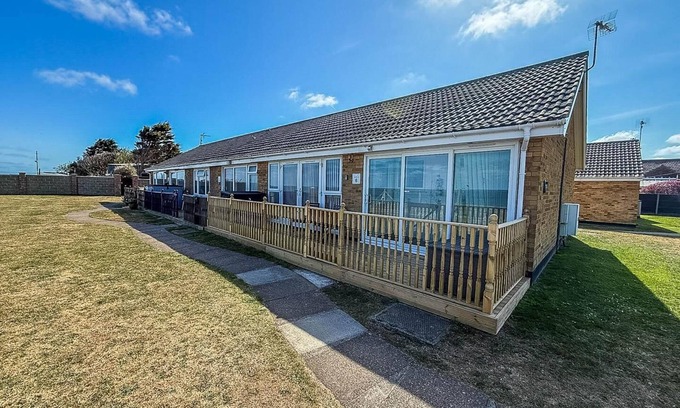 Corton Casa | Lovely 5 berth bungalow at Waterside Village Park in Corton ref 14006W