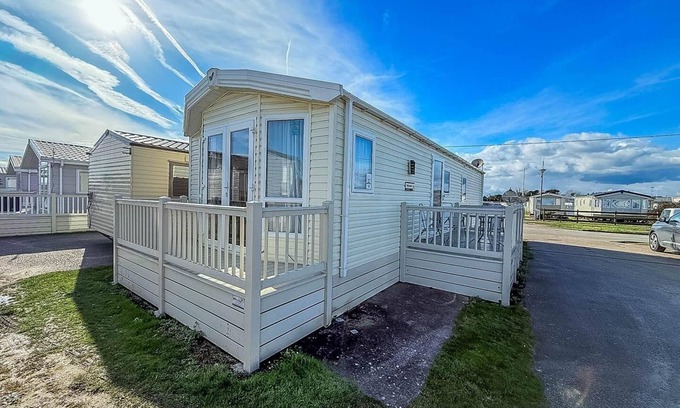 Felixstowe Casa | Lovely 6 berth caravan at Suffolk Sands Holiday Park ref 45010MV