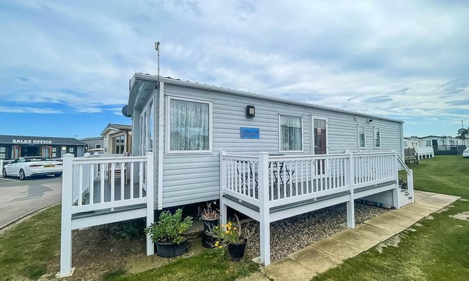 Pakefield Casa | Lovely 6 berth caravan with decking nearby Pakefield beach ref 68006CL