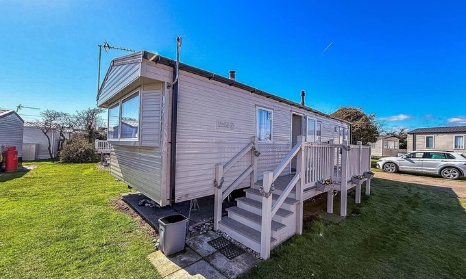 Pakefield Casa | Lovely 6 berth caravan with side decking on Pakefield Holiday Park ref 68032B
