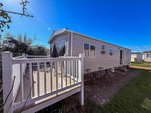 Pakefield Otro | Lovely 6 Berth Caravan Close To The Beach In Suffolk Ref 68030Bs