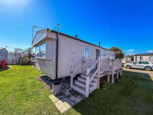 Pakefield Otro | Lovely 6 Berth Caravan With Side Decking On Pakefield Holiday Park Ref 68032B