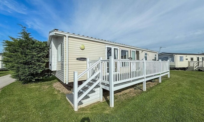 Louth Casa | Lovely 6 berth caravan with decking at Sunnydale Holiday Park ref 35130SD