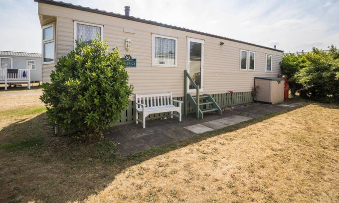 Pakefield Casa | Lovely 8 berth caravan by the beach in Pakefield, Suffolk ref 68057B