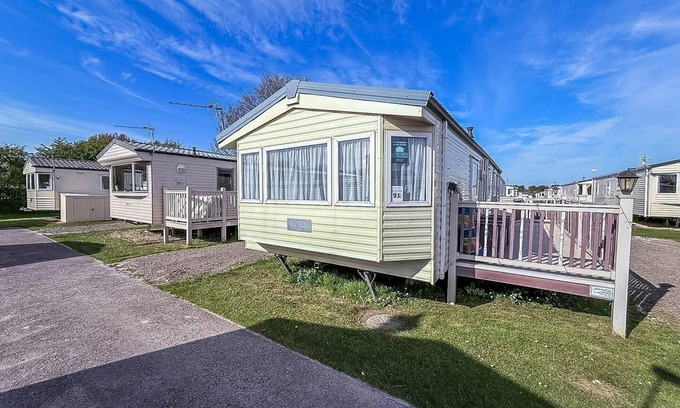 Louth Casa | Lovely 8 berth caravan with decking at Sunnydale Park, Lincolnshire ref 35091BR