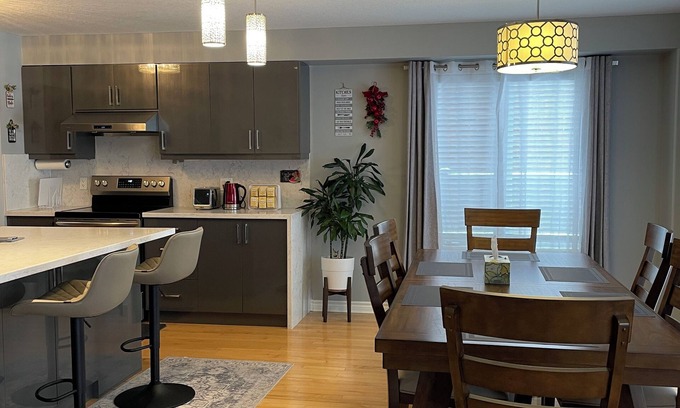 London Casa | Lovely and cozy home | 3 Bdr | 8 persons | 2.5 baths | 2 free driveway parkings