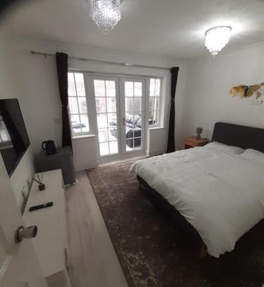 Gravesend Casa | Lovely and Spacious Room with Conservatory