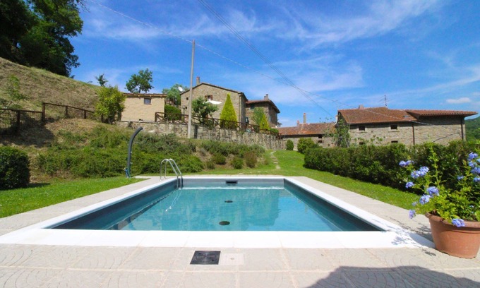 Pieve di Chio Apartamento | Bonito apartamento para 4 personas con WIFI, piscina privada, TV, mascotas permitida y aparcamiento