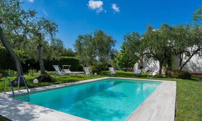 Monade Santa Lucia Villa | Precioso apartamento en villa con piscina, WIFI, TV, patio, vista panorámica, aparcamiento