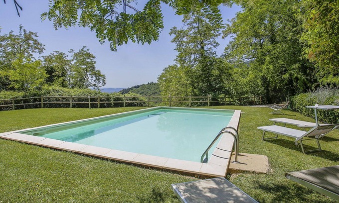 Sesto Fiorentino Villa | Bonito apartamento en villa con piscina, WIFI, TV, terraza, mascotas permitida y aparcamiento