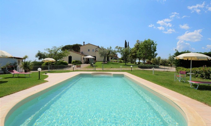 Massa Marittima Villa | Bonito apartamento en villa con piscina, WIFI, TV, terraza, mascotas permitida y aparcamiento