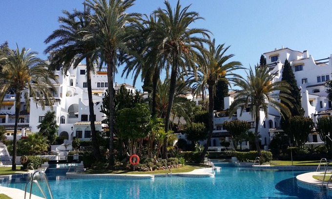 Marbella Apartamento | Lovely apartment in tropical garden, walking distance to Puerto Banus and beach