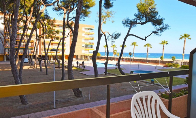 Torredembarra Apartamento | Bonito apartamento para 4 personas con piscina, WIFI, TV, terraza y aparcamiento