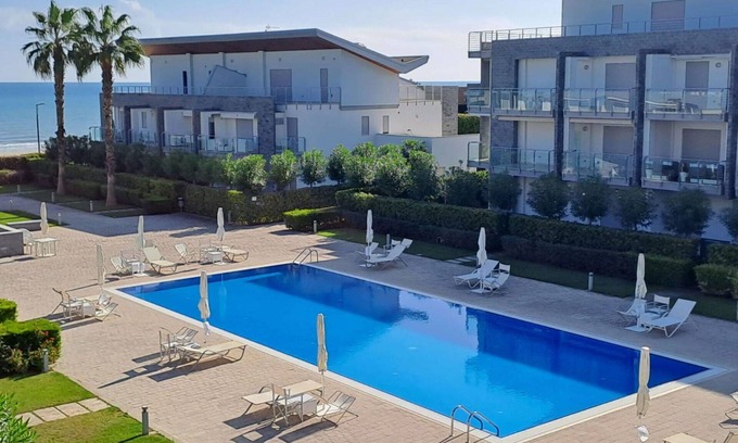 Silvi Marina Apartamento | Precioso apartamento con WIFI, piscina, A/C, TV, terraza, mascotas permitida y aparcamiento