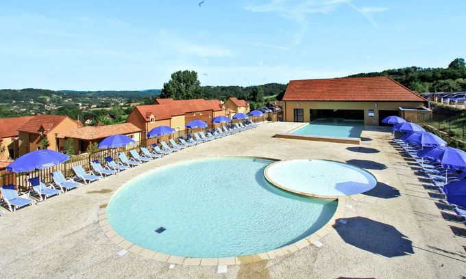 Sarlat-la-Caneda Casa | Lovely apartment in villa for 6 guests with WIFI, pool, TV, terrace, pets allowed and parking