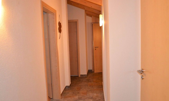Sankt Anton am Arlberg Villa | Acogedor apartamento en villa con WIFI, TV, balcón, mascotas permitida y aparcamiento