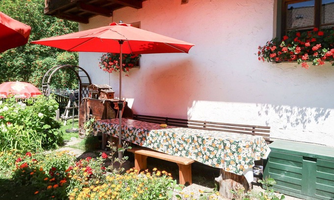Kaunertal Villa | Acogedor apartamento en villa para 4 personas con WIFI, TV, patio, mascotas permitida y aparcamiento