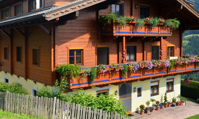 Taxenbach Villa | Hermoso apartamento en villa para 12 personas con WIFI, piscina, TV, patio y aparcamiento