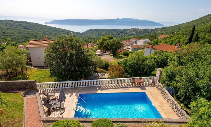 Martina Casa | Precioso apartamento en villa con piscina, WIFI, A/C, TV, terraza, mascotas permitida y aparcamiento