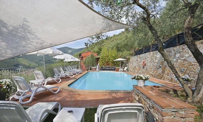 Cascine-La Croce Villa | Hermoso apartamento en villa con WIFI, piscina, TV, patio, mascotas permitida y aparcamiento