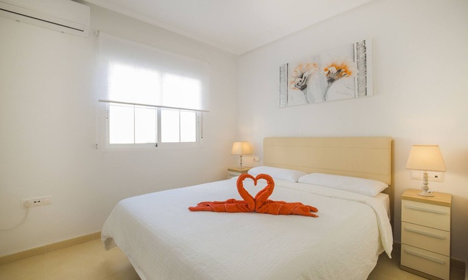 La Marina Apartamento | Precioso apartamento cerca de la playa, WIFI gratuito, garaje, piscina, aire acondicionado, terraza en la azotea