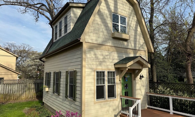 Ashton Heights Cabaña | Lovely backyard cottage with easy access to metro, shops, dining!