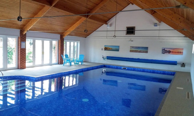 Aldborough Casa | Encantador espacioso granero nr Cromer. Jardín cerrado. Piscina cubierta compartida y área de juegos