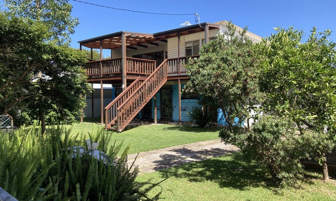 Tomakin Casa | Lovely beach cottage - 5 minute easy walk to beach