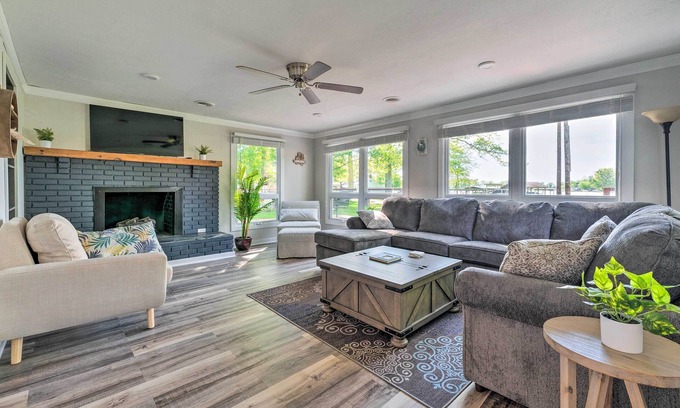 Saint Johns Cabaña | Lovely Belle Center Cottage on Indian Lake!