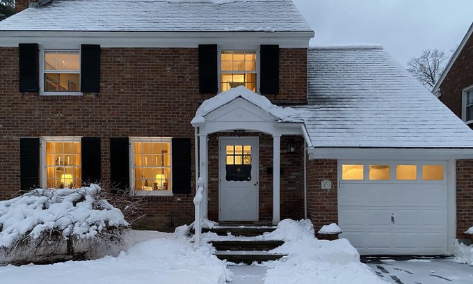 Buckingham Lake - Crestwood Casa | Lovely Brick Colonial Home in Quiet Neighborhood
