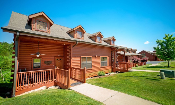 Branson Theater District Cabina | Lovely Cabin in the Heart of Branson! Gas Fireplace & Jetted Tub, Ticket/Golf Discounts