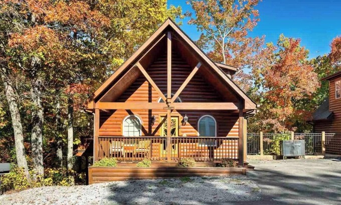 Chalet Village Cabina | Lovely Cabin near GSMNP & Attractions