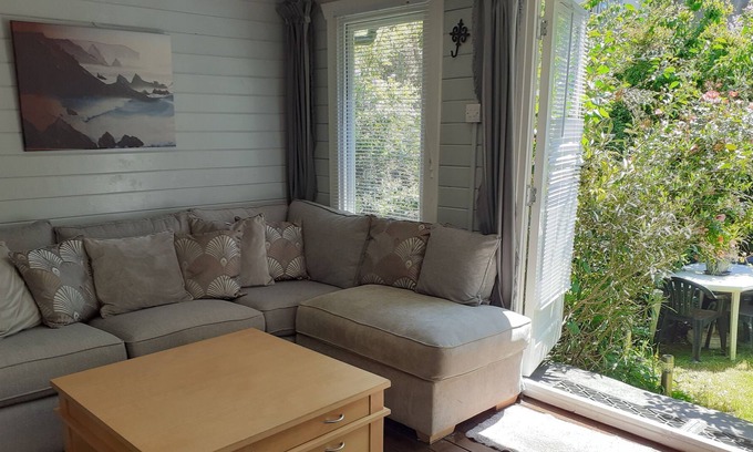 Hastings Cabina | Lovely Cabin set in a Beautiful Garden. Short Walk Into Town. Dogs Welcome