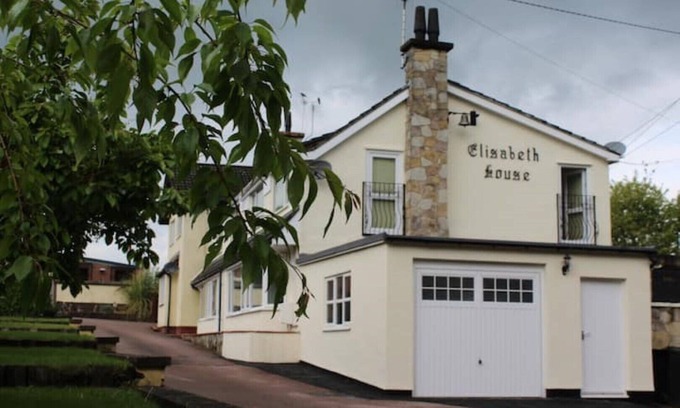 Gobowen Casa | Lovely canal-side cottage, with parking & wi-fi