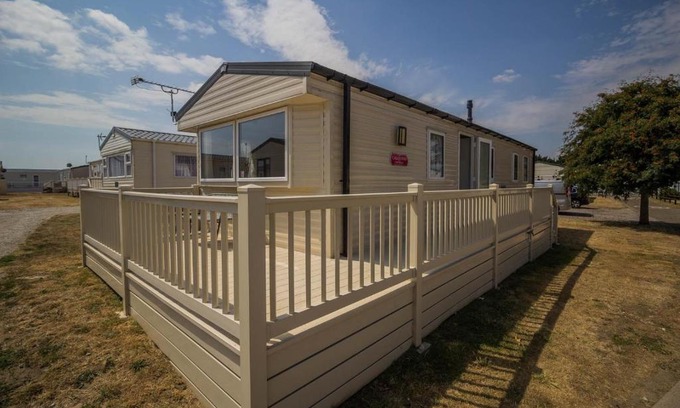 Felixstowe Otro | Lovely caravan with free WiFi and decking at Suffolk Sands Park ref 45031B