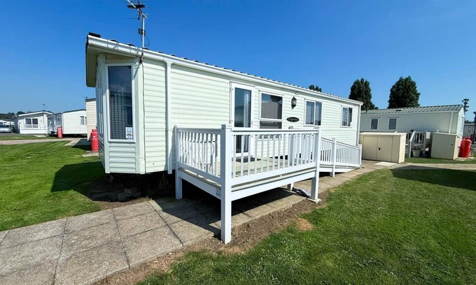 Felixstowe Casa | Lovely caravan with WiFi & decking at Felixstowe Beach Holiday Park ref 55005SW