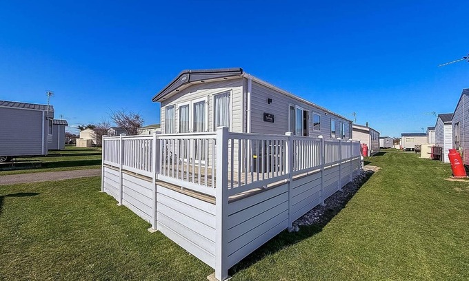 Pakefield Casa | Lovely caravan with seaviews, Wi-Fi and decking near Pakefield beach ref 68040CR