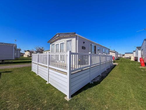 Pakefield Otro | Lovely Caravan With Seaviews, Wi-Fi And Decking Near Pakefield Beach Ref 68040Cr