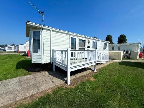 Felixstowe Otro | Lovely Caravan With Wifi & Decking At Felixstowe Beach Holiday Park Ref 55005Sw
