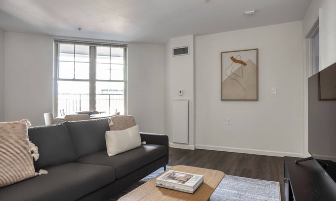 Mid-Cambridge Apartamento | Lovely Central Square 2BR w/ Gym, nr T, by Blueground