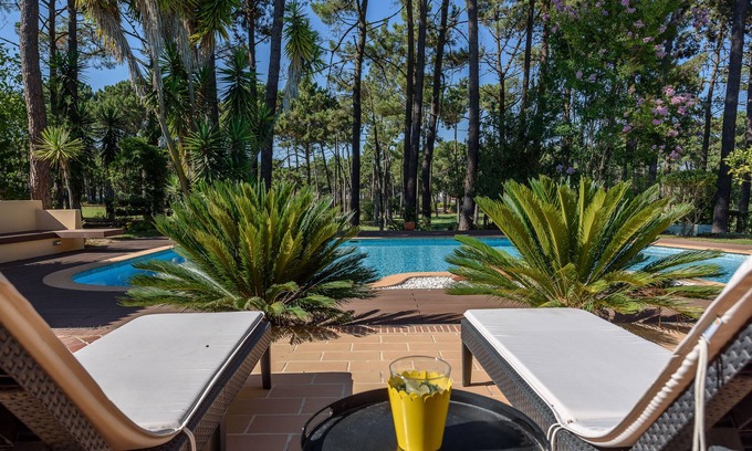 Charneca de Caparica e Sobreda Villa | Encantadora villa con encanto con calle fabulosa y vistas al lago