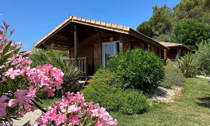 Ruoms Chalet De Esquí | Encantador chalet "Viognier" de madera totalmente equipado con aire acondicionado.