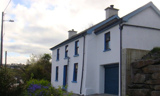 Town Lots Cabaña | Encantadora casa de campo con carácter, en un lugar pintoresco y costero, Bantry, West Cork.