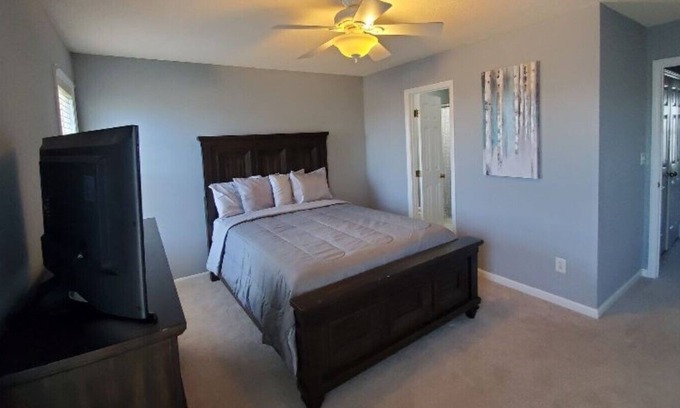 Northeast Raleigh Casa | Lovely & Charming 2BD | 2.5BTH Minimalistic Town House on a Golf Course