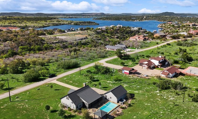 Palo Pinto County Casa | Lovely Chateau- near Hells Gate with pool/hot tub/ grilling area and game room