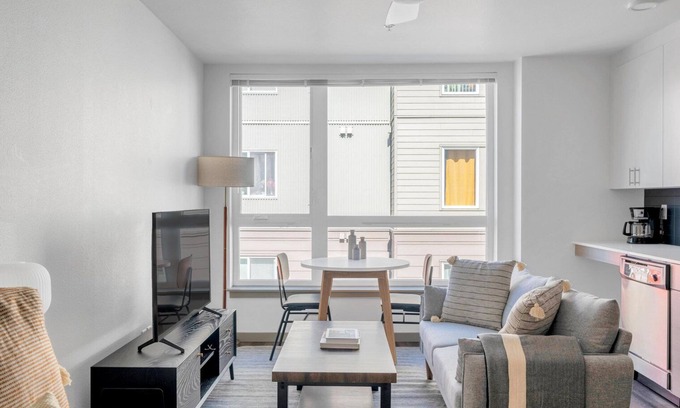 Columbia City Apartamento | Lovely Columbia City Studio w/ W/D & Gym, near Light Rail, by Blueground